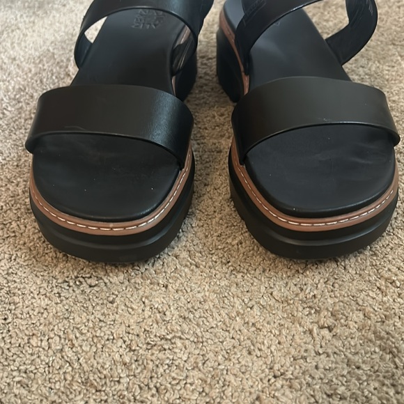 Naturalizer black sandals size 11. - Picture 5 of 6